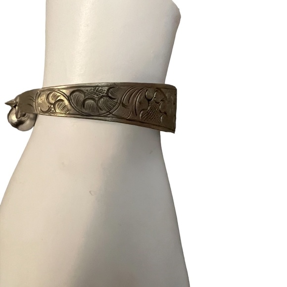 Silver tone Hand Tooled FISH Hinged Bangle Dangle Ball Bell Bracelet 7 5/8" - Picture 6 of 15